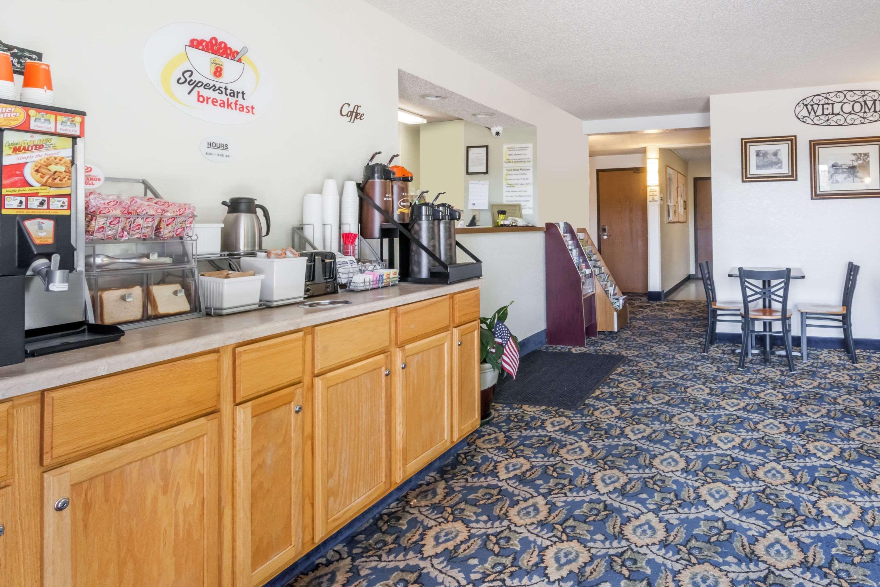 Super 8 By Wyndham Norwich Hotel Ngoại thất bức ảnh