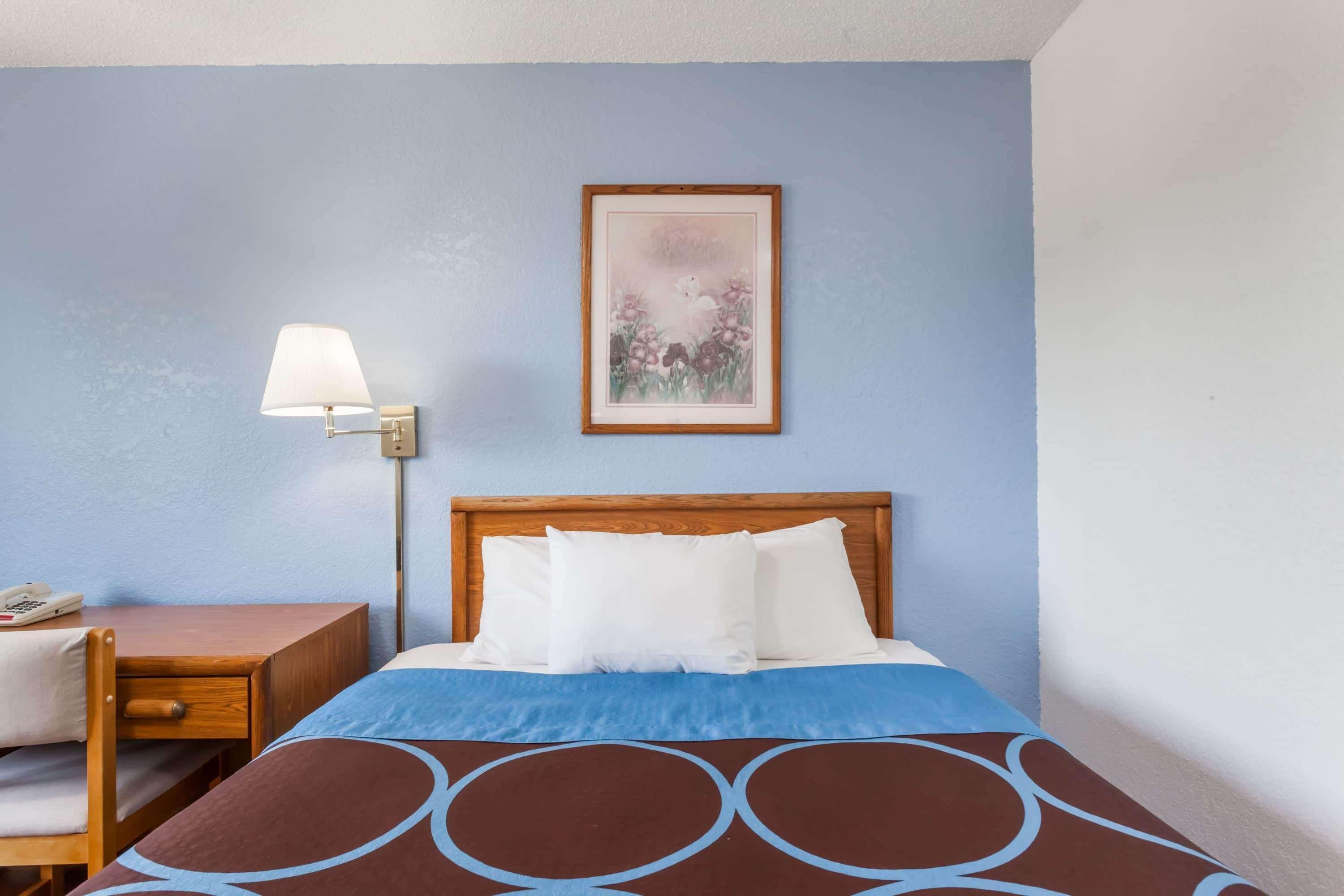 Super 8 By Wyndham Norwich Hotel Ngoại thất bức ảnh